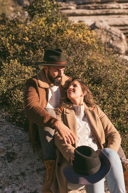 Encantadora pareja joven posando en la naturaleza