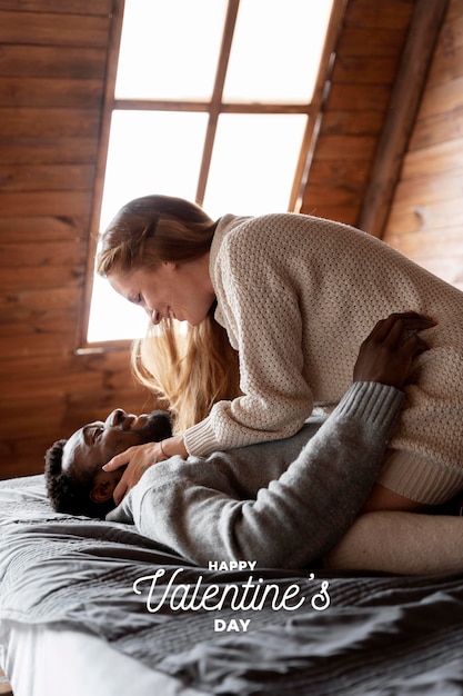 Foto gratuita encantadora pareja con letras de san valentín