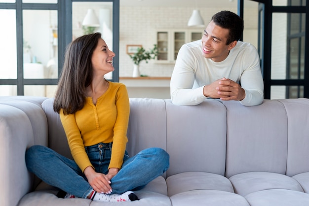 Encantadora pareja mirándose