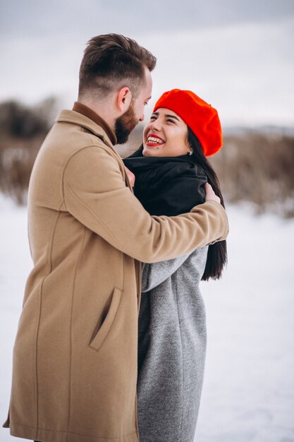 Encantadora pareja en un parque de invierno