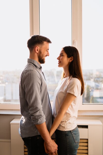 La encantadora pareja pasa tiempo juntos sonriendo