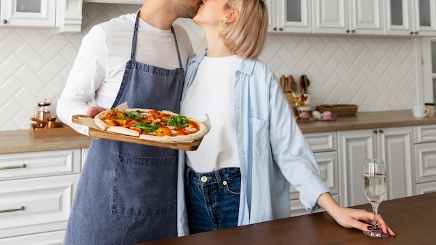 Encantadora pareja pasar tiempo de calidad juntos en casa