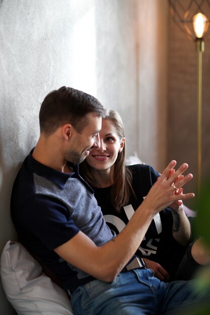 Foto gratuita encantadora pareja pasar tiempo juntos en casa