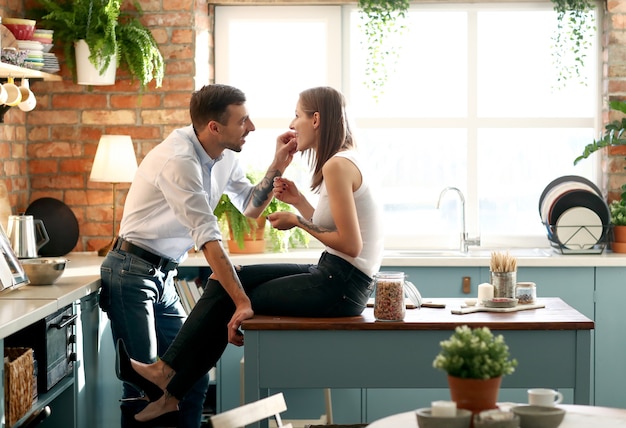 Encantadora pareja pasar tiempo juntos en casa