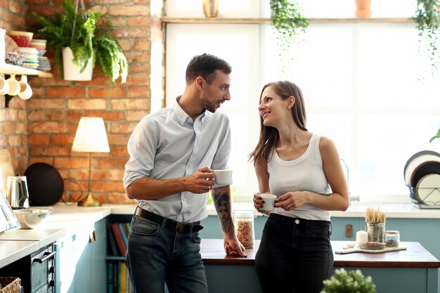 Encantadora pareja pasar tiempo juntos en casa