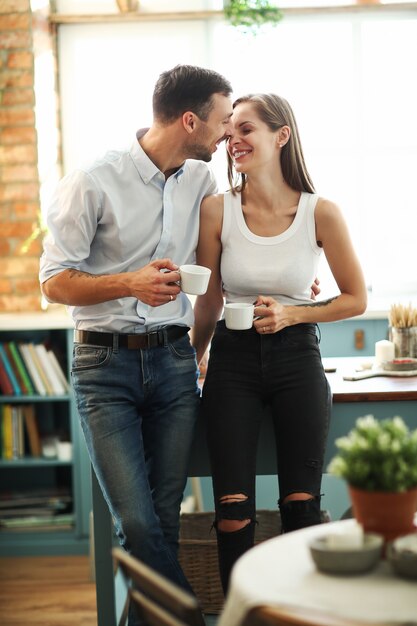 Encantadora pareja pasar tiempo juntos en casa