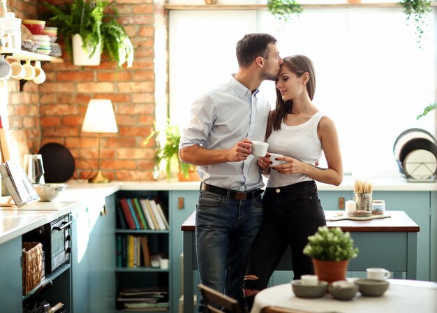 Encantadora pareja pasar tiempo juntos en casa