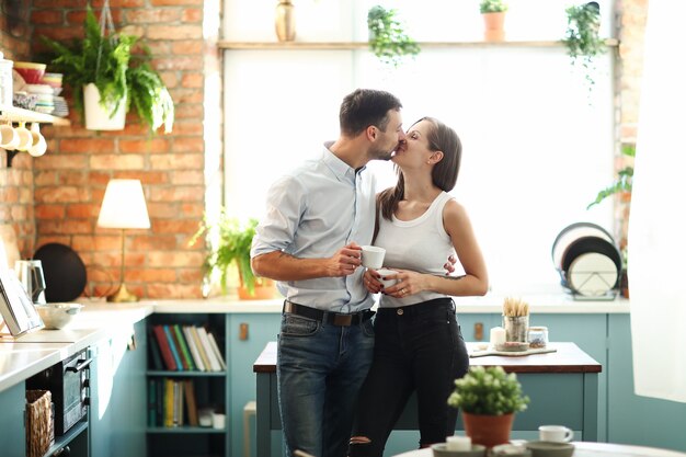 Encantadora pareja pasar tiempo juntos en casa