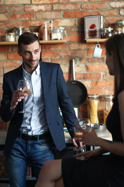 Encantadora pareja pasar tiempo juntos en casa