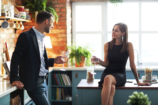 Encantadora pareja pasar tiempo juntos en casa