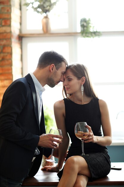 Encantadora pareja pasar tiempo juntos en casa