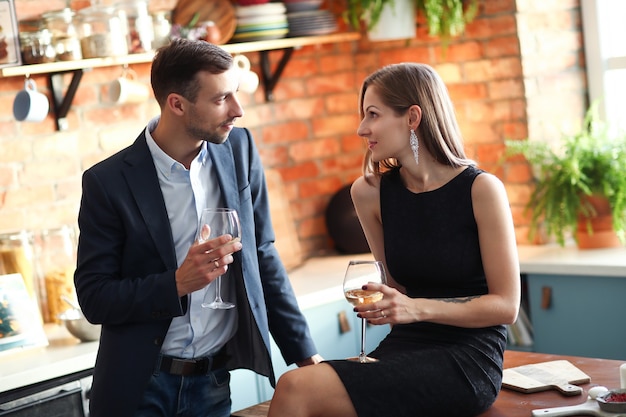 Foto gratuita encantadora pareja pasar tiempo juntos en casa