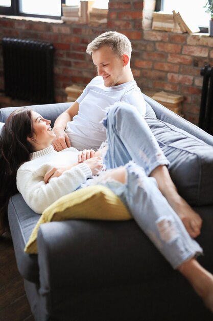 Encantadora pareja pasar tiempo juntos en casa