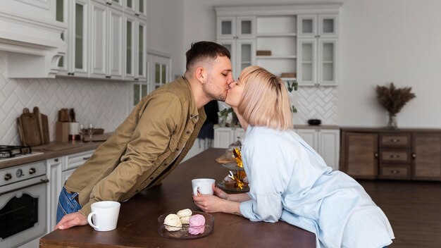 Encantadora pareja pasar tiempo juntos en casa