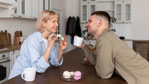 Encantadora pareja pasar tiempo juntos en casa