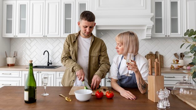 Encantadora pareja pasar tiempo juntos en casa