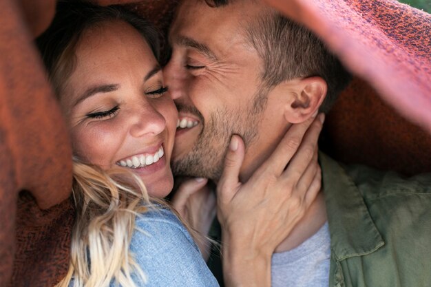 Encantadora pareja pasar tiempo juntos