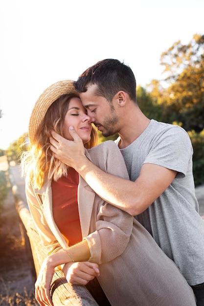 Encantadora pareja pasar tiempo juntos