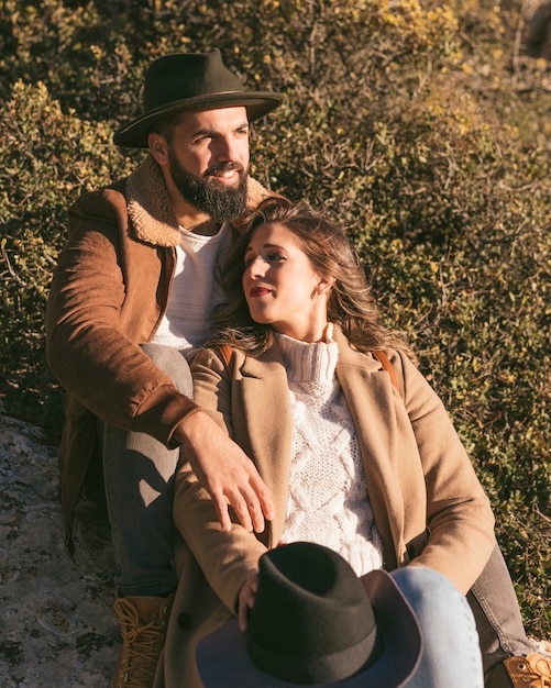 Encantadora pareja posando en la naturaleza