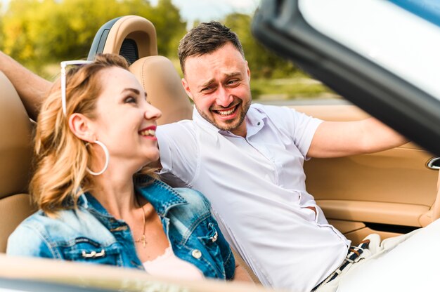 Encantadora pareja riéndose el uno del otro