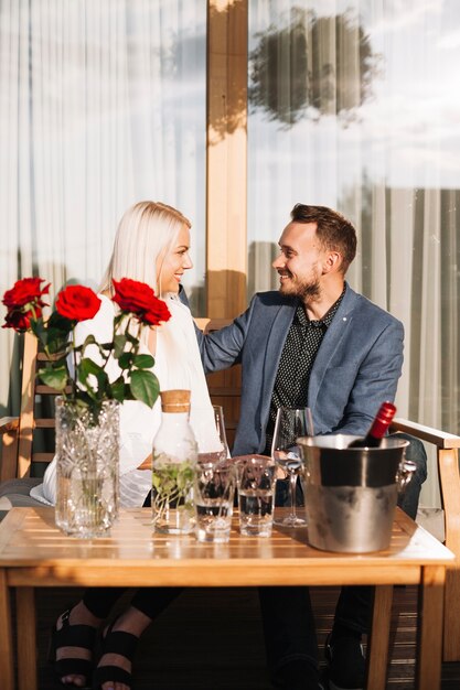 Encantadora pareja romántica sentado en el restaurante