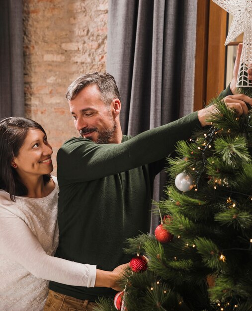 Encantadora pareja senior de Navidad mirándose