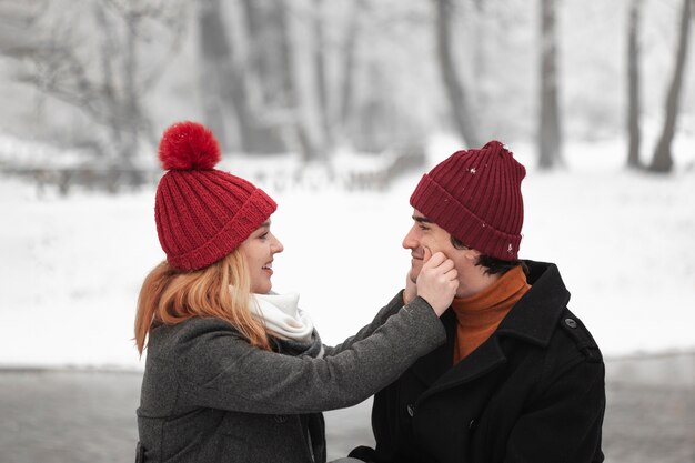 Encantadora pareja siendo feliz juntos al aire libre