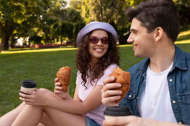 Encantadora pareja tener una cita al aire libre