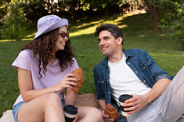 Encantadora pareja tener una cita al aire libre