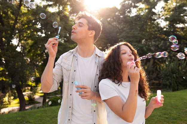 Foto gratuita encantadora pareja tener una cita al aire libre