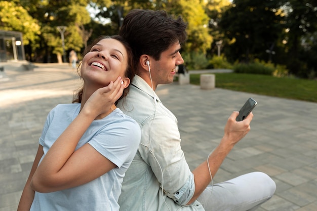 Encantadora pareja tener una cita al aire libre