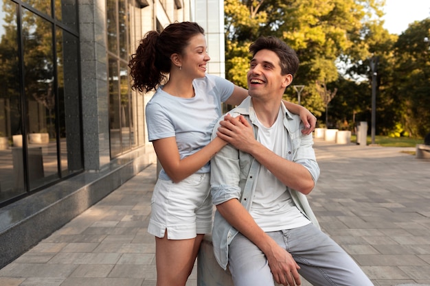 Foto gratuita encantadora pareja tener una cita al aire libre