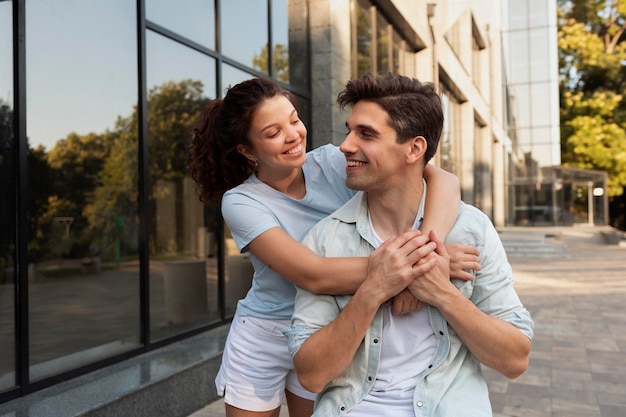 Foto gratuita encantadora pareja tener una cita al aire libre