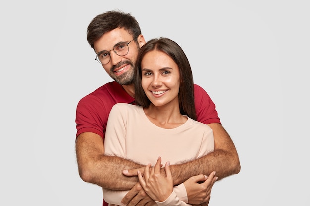 Encantadora pareja tiene un cálido abrazo