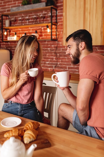 Foto gratuita encantadora pareja tomando el desayuno