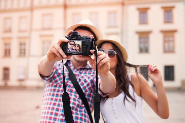 Encantadora pareja tomando fotos de sí mismos