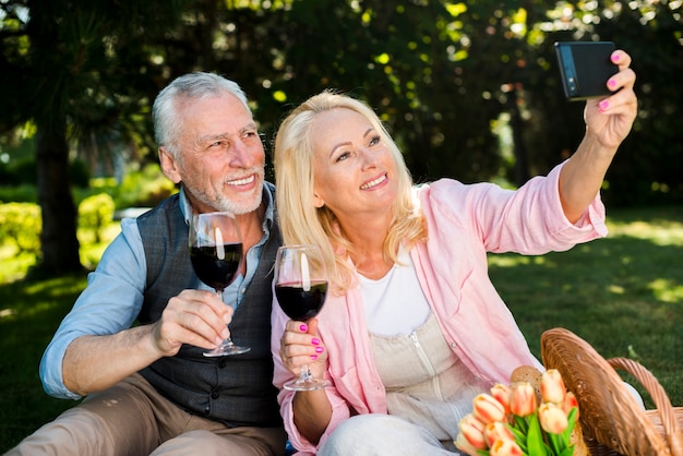 Encantadora pareja tomando un selfie tiro medio