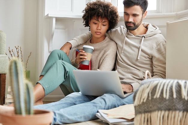 Encantadora pareja trabajando en casa