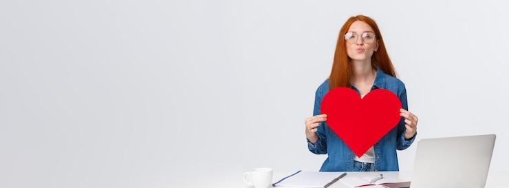 Foto gratuito encantadora, romántica, linda, pelirroja, niña, plegado, labios, mwah, enviar, aire, beso, y, tenencia, grande, rojo, valentines
