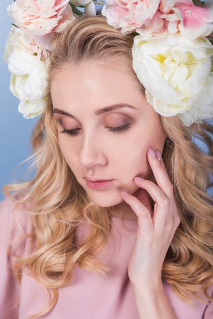 Encantadora señorita con flores en la cabeza