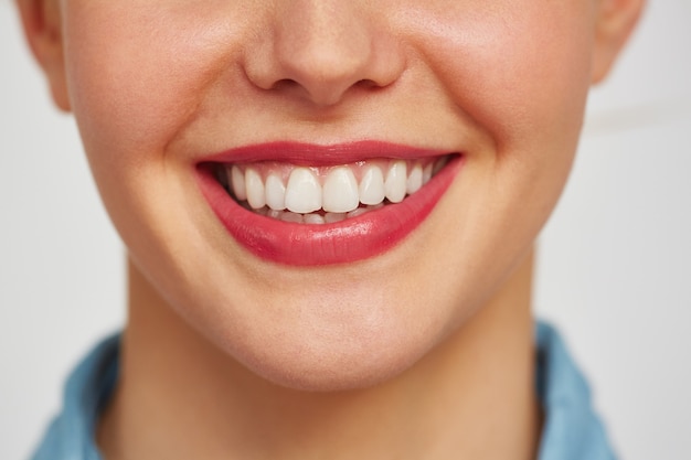 Encantadora sonrisa de mujer joven