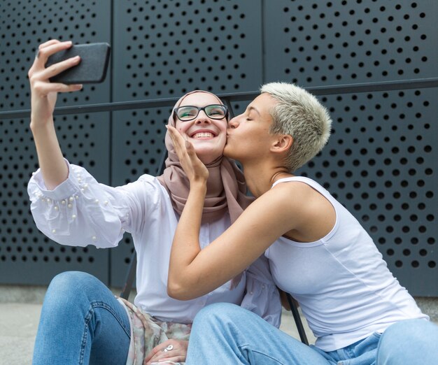 Encantadoras amigos tomando una selfie juntos