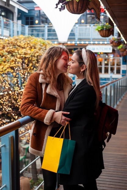 Encantadoras mujeres lesbianas besándose al aire libre