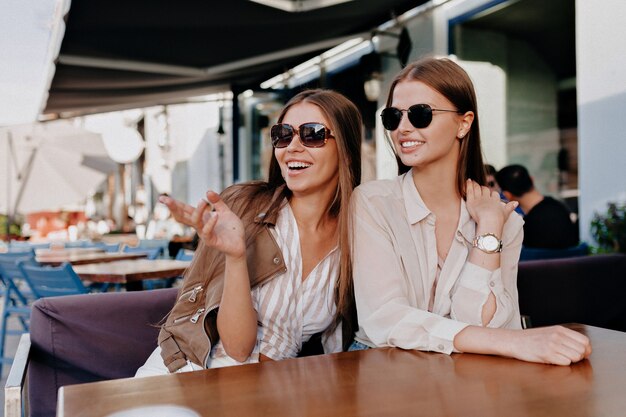 Encantadores amigos caucásicos felices expresando emociones positivas