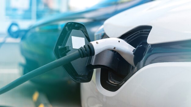 Enchufado cargadores en dos autos eléctricos en la estación de carga