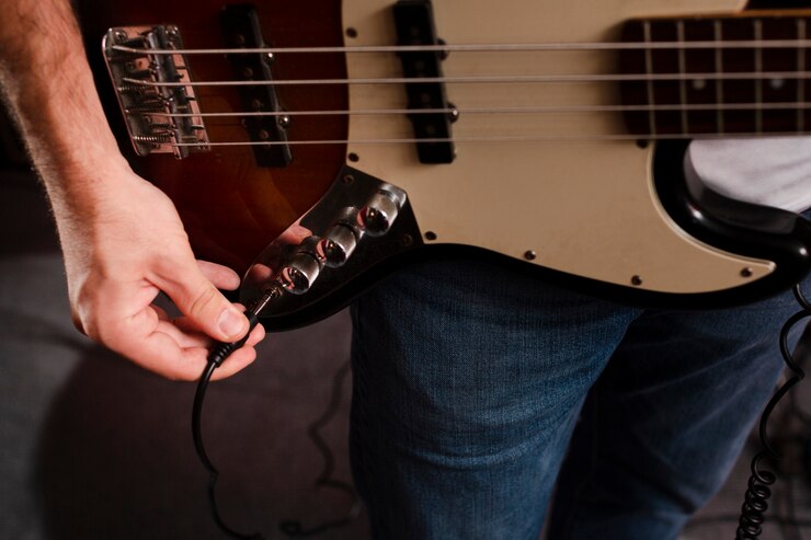 Foto gratuito enchufar el cable en la guitarra eléctrica