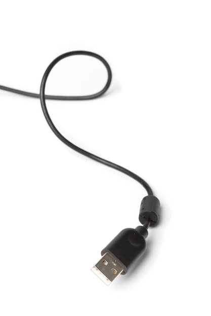 Enchufe de cable USB aislado sobre fondo blanco.