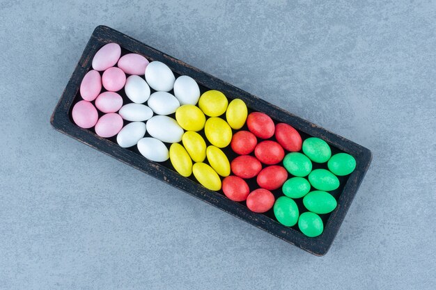 Encías dentadas en la bandeja de madera, sobre la mesa de mármol.