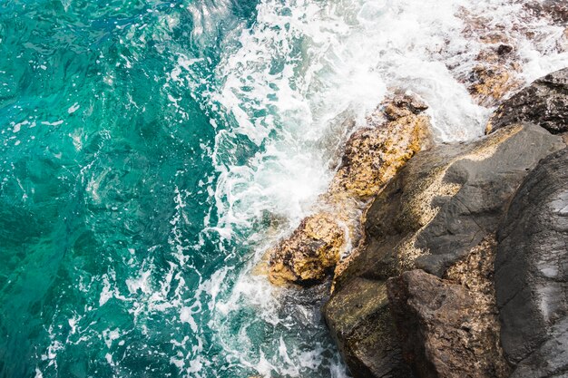 Por encima de las olas de vista en la costa rocosa