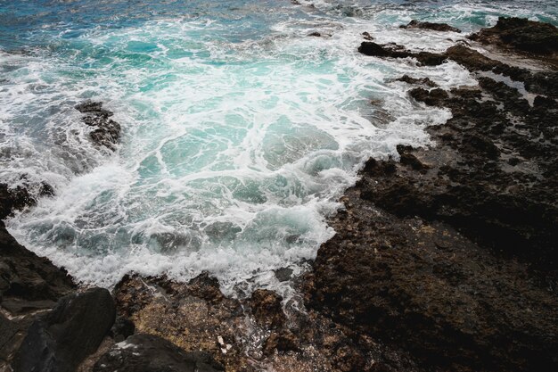 Por encima de las olas de vista en la costa rocosa